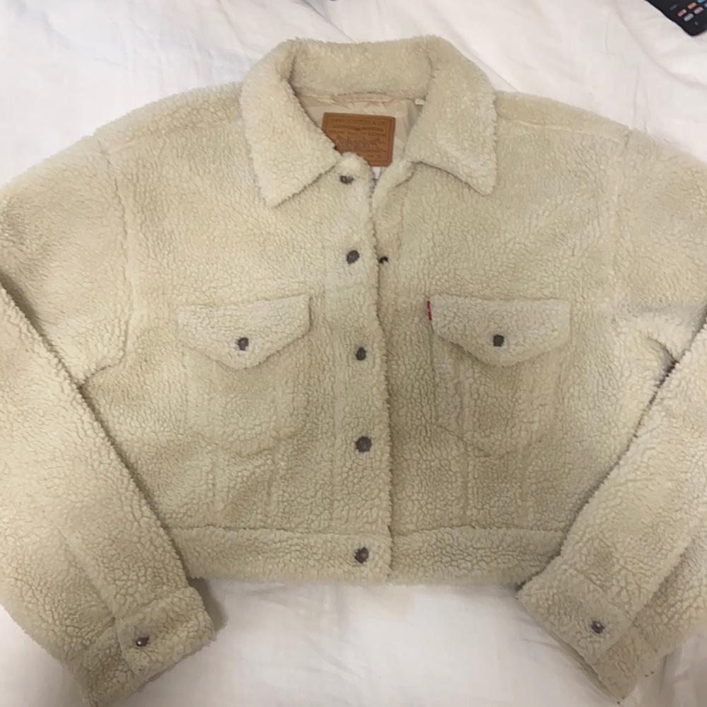 Cropped Levi’s shearling jacket
